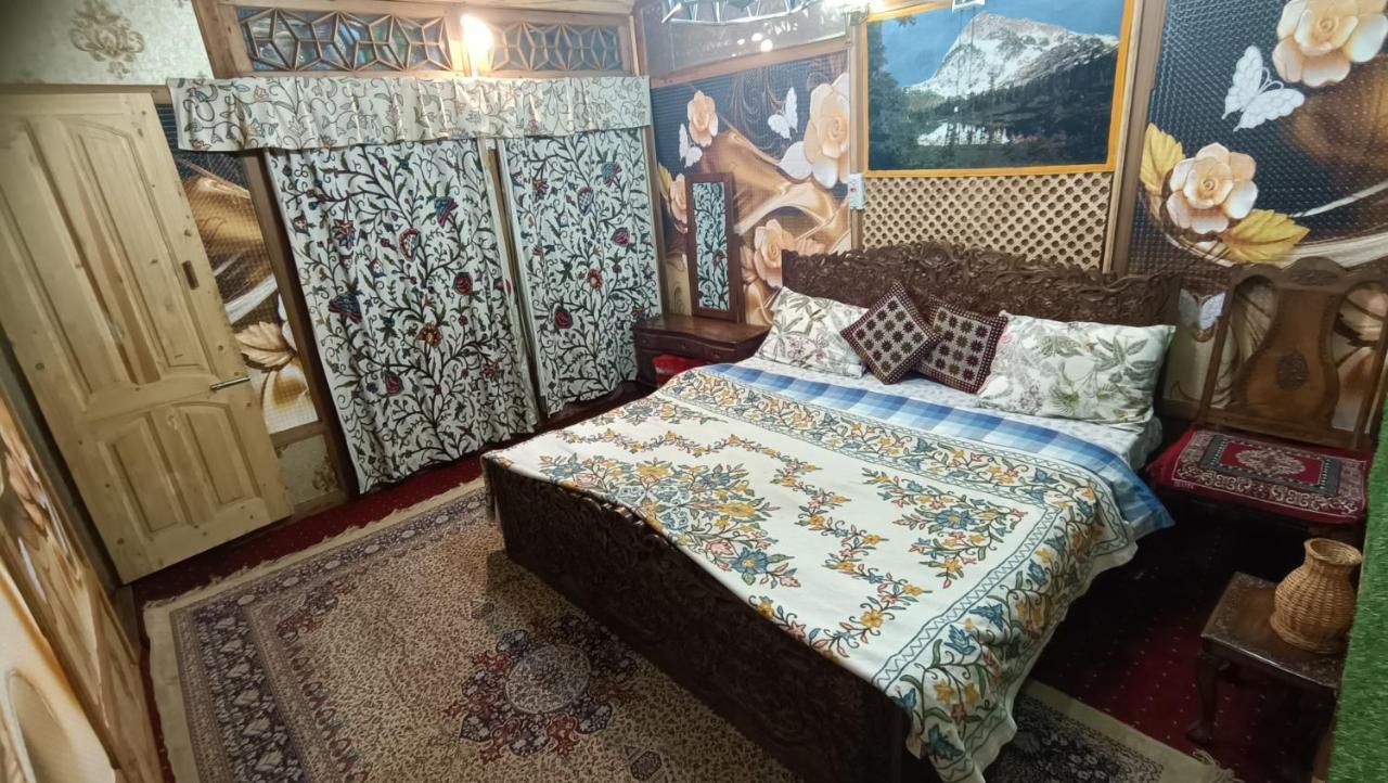 Heritage Geneva House Boat Srinagar  Exterior photo