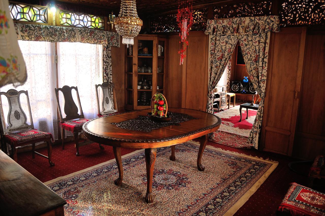 Heritage Geneva House Boat Srinagar  Exterior photo