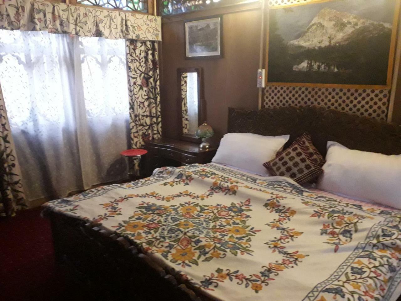 Heritage Geneva House Boat Srinagar  Exterior photo
