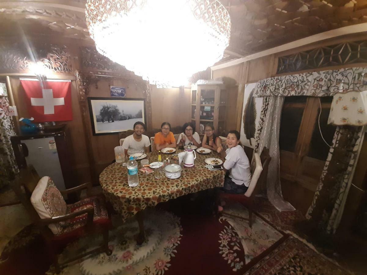 Heritage Geneva House Boat Srinagar  Exterior photo